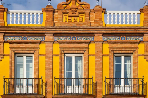 Detalhe do edifício histórico no centro da cidade de Sevilha, Espanha — Fotografia de Stock
