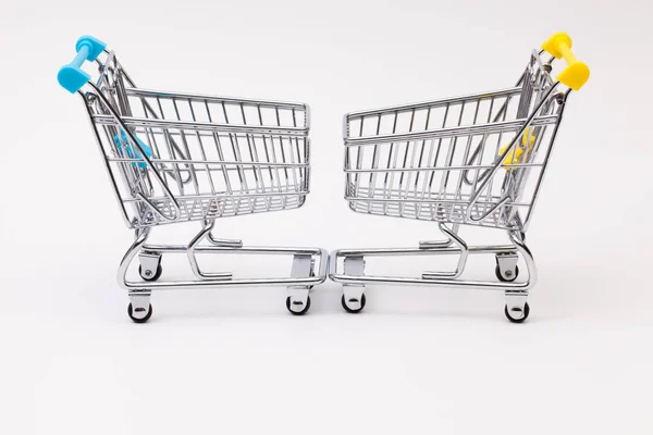Dois carrinho de compras na mesa branca — Fotografia de Stock