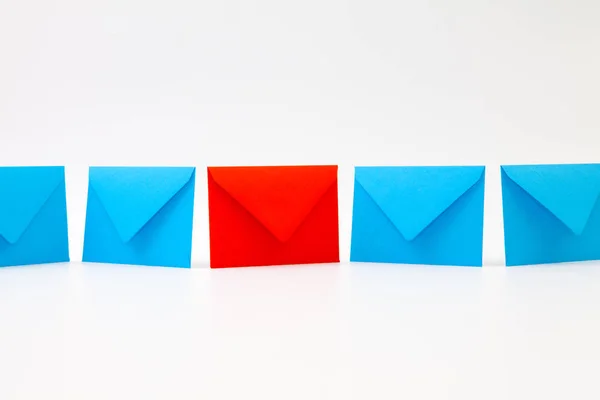 Enveloppes de différentes couleurs sur la table — Photo