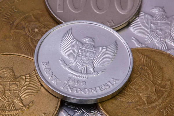 Indonezyjski Rupia monety na stole. — Zdjęcie stockowe