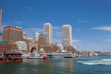 Seaport Bulvarı Köprüsü Boston manzarası.