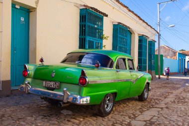 Trinidad, Küba'da yolda eski Amerikan araba.
