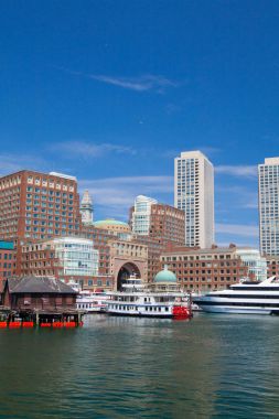Seaport Bulvarı Köprüsü Boston manzarası.