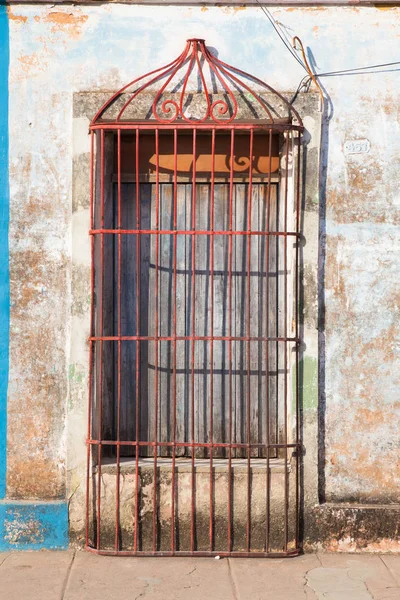 Tipikus gyarmati épület ajtó vas rostélyos, Trinidad, — Stock Fotó