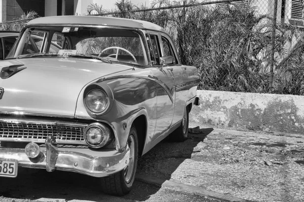 Старий американським автомобілем на дорозі стара Гавана, Куба. — стокове фото