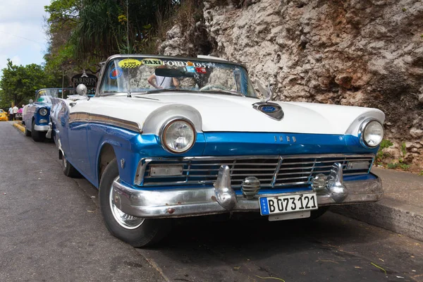 Старий американським автомобілем на дорозі стара Гавана, Куба. — стокове фото