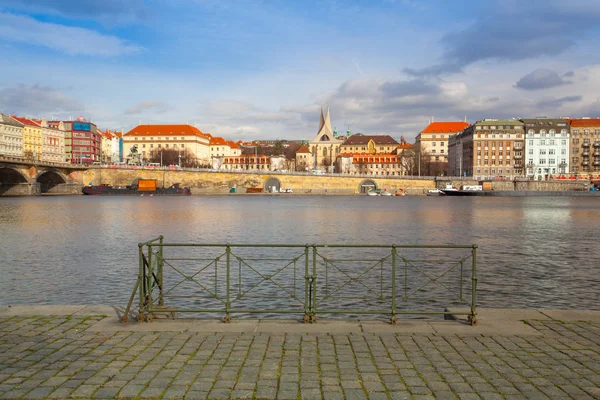 Rivière Vltava et architecture prague du district de Smichov à su — Photo