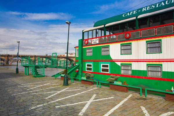 Botel Admiral on the Vltava river in Prague. — Stock Photo, Image