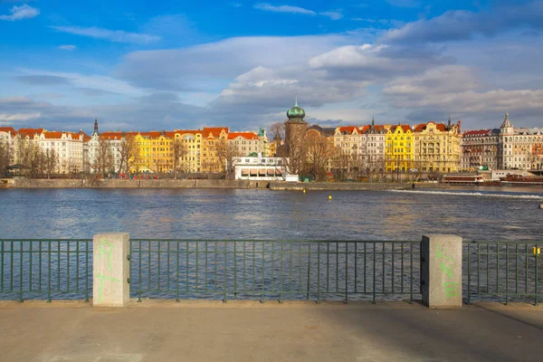 Floden Moldau och Prag arkitektur från Smichov district. Czec — Stockfoto