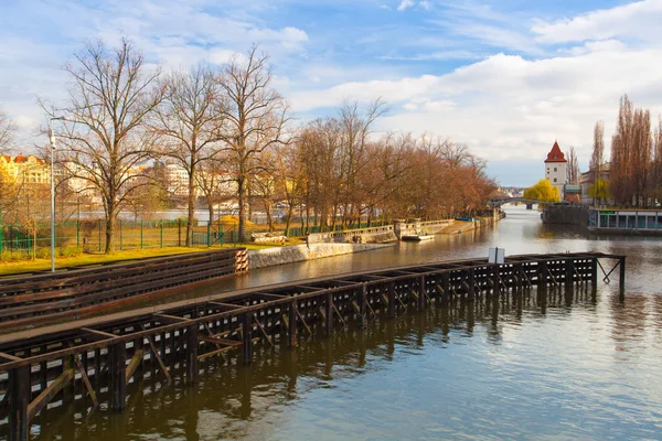 Küçük su kanal manzaralı ve Prag'da kilitle. — Stok fotoğraf