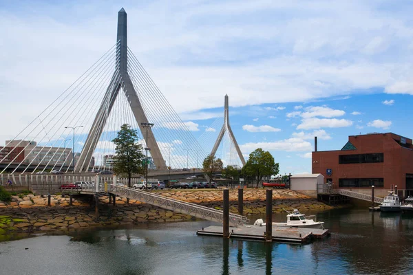 Zakim bunker hill gedenkbrücke in boston.usa — Stockfoto