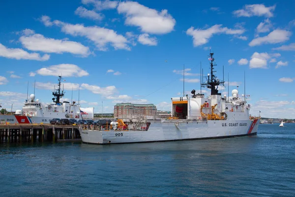 Navires de la Garde côtière américaine amarrés dans le port de Boston, États-Unis — Photo