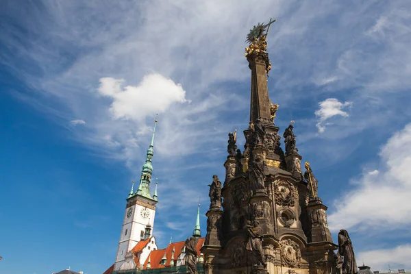 Câmara Municipal e Coluna da Santíssima Trindade, Olomouc, República Checa — Fotografia de Stock
