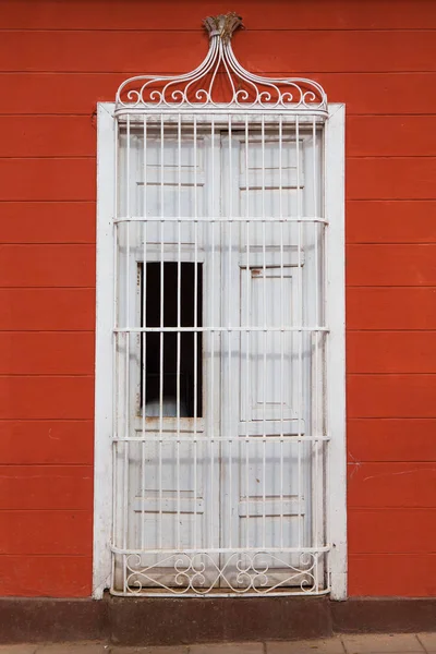 Tipikus gyarmati épület, ajtó vas rostélyos, Trinidad, Kuba — Stock Fotó