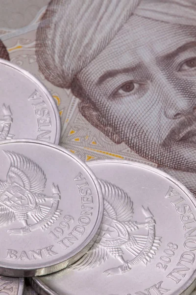 Indonesische Rupiah-Münzen auf dem Tisch. — Stockfoto