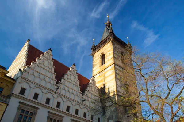 Os edifícios da New Town Hall na Praça Charles, Praga — Fotografia de Stock