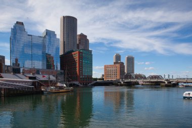 Boston manzarası ve Seaport Bulvarı Köprüsü Kongresi Caddesi