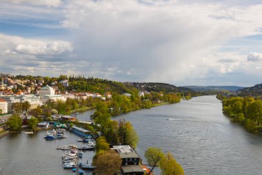 Vysehrad yağmur sonrası, Prague, Çek Cumhuriyeti görüntülemek 