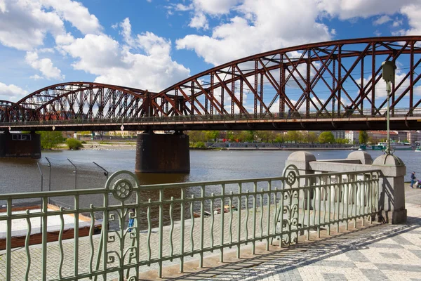 Gamla järn järnvägsbron i Prag, Tjeckien. — Stockfoto