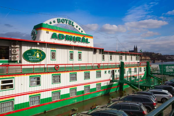 De Admiral Botel op de Moldau in Praag. — Stockfoto