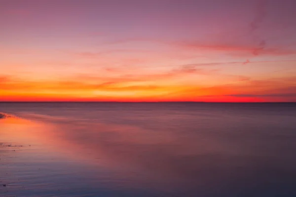 Драматический закат на пляже, Кейп-Код, США — стоковое фото