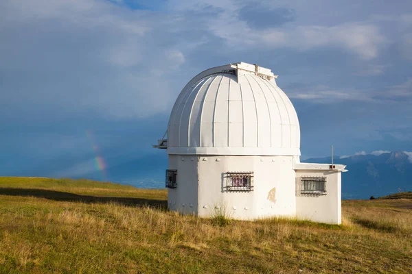 Rainbow och observatoriet dome i den Gerlitzen Apls i Österrike. — Stockfoto