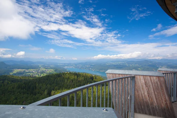 Pyramidenkogel, utsikt över sjön Wörthersee, Kärnten, Österrike — Stockfoto