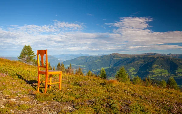 Oude houten stoel op de top in Gerlitzen Apls in Oostenrijk. — Stockfoto