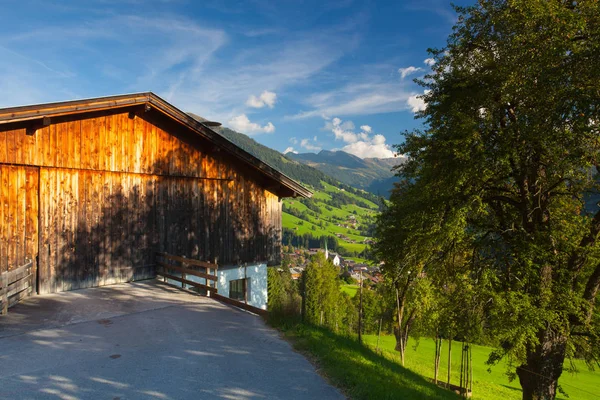 Az alpesi falu, Alpbach és az Alpbach, Ausztria. — Stock Fotó