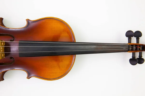 Стара скрипка на білому столі — стокове фото