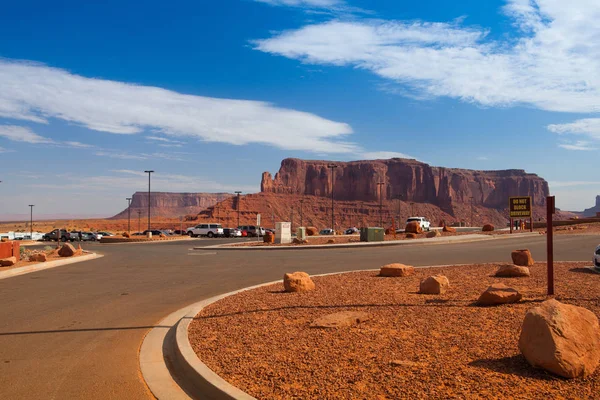 Parkeerplaats in Navajo Park van Monument Valley, Verenigde Staten — Stockfoto