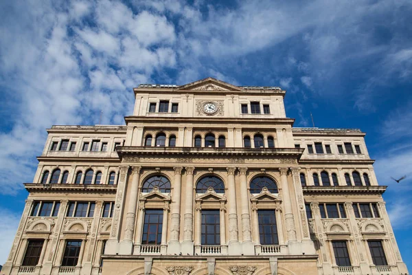 Κτίριο Lonja del Comercio στην Plaza de στην Αβάνα Vieja, Κούβα — Φωτογραφία Αρχείου