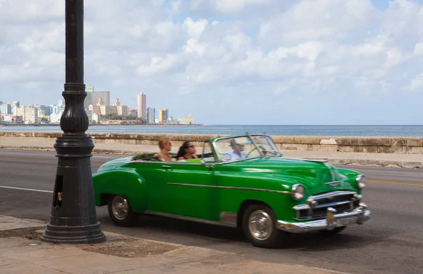 Havanna Malecon är en bred esplanade längs kusten i Havanna — Stockfoto