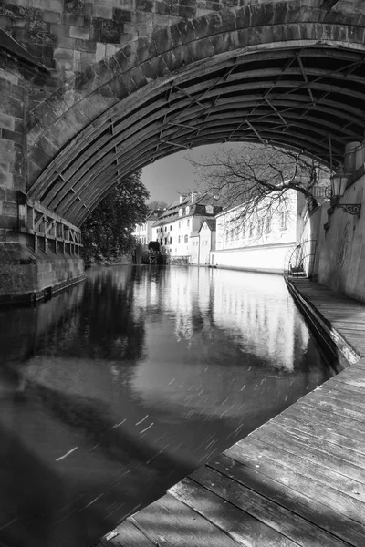 Kanal Certovka och vattenkvarn nära Karlsbron i Prag — Stockfoto