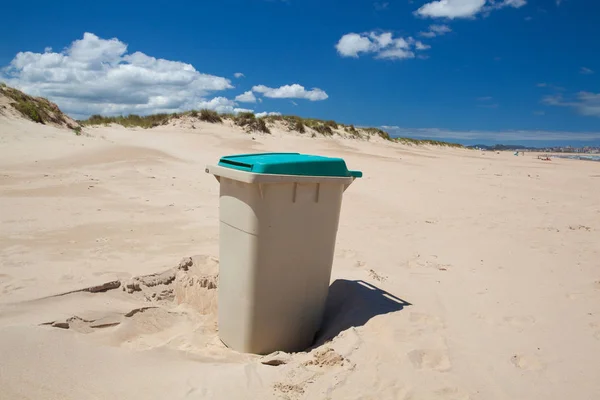 垃圾桶在西班牙桑坦德银行的沙滩上. — 图库照片