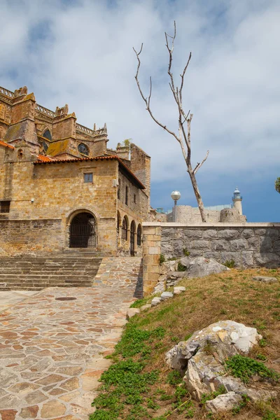 Detail of cathedral and castle and lighthouse, Castro Urdiales, — Stock Photo, Image