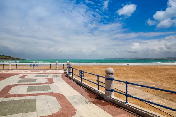 Santander waterfront promenade and surfer beach,  Spain — Stock Photo, Image