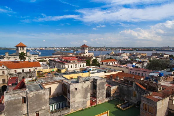Blick von oben auf die Dächer und Gebäude, Havanna, Kuba — Stockfoto