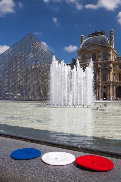 Louvre pyramid av museum och tre baskrar i färger av de — Stockfoto