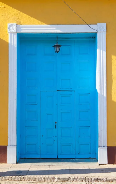 Typical colonial building with small doors in the big gate, Cuba — Stock Photo, Image