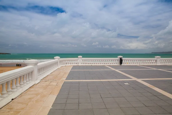 埃尔迪内罗球场海滨长廊，西班牙桑坦德银行 — 图库照片