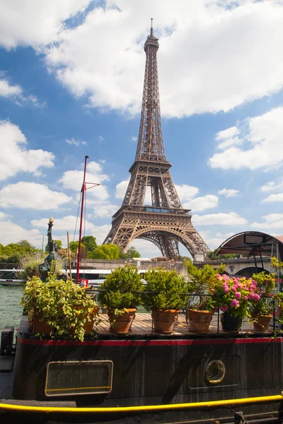 Woonboot op de Seine met de Eiffeltoren, Frankrijk — Stockfoto