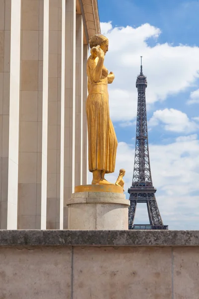 Torre Eiffel e estátuas do jardim Trocadero, França , — Fotografia de Stock