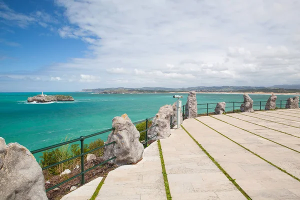 Leuchtturm auf der kleinen Insel Santander, Spanien — Stockfoto