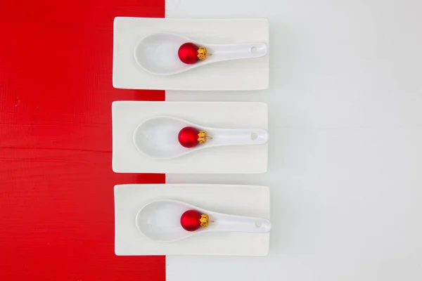 Керамічні миски для їжі суші і Новорічне прикраса — стокове фото
