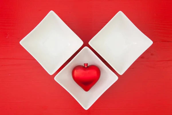 Κεραμικό μπολ για σούσι και κόκκινη καρδιά — Φωτογραφία Αρχείου
