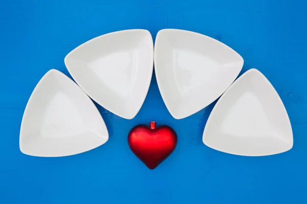 Czerwone serce i trójkątne miseczki ceramiczne — Zdjęcie stockowe