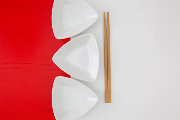 Tazones de cerámica y palillos de bambú para comida de sushi —  Fotos de Stock