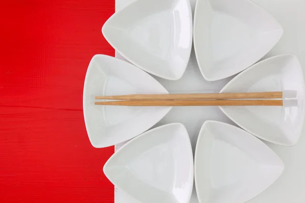 Tazones de cerámica y palillos de bambú para comida de sushi —  Fotos de Stock