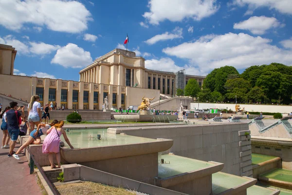 Skulptur des Bullen und des Hirsches vor dem Palais de Chaill — Stockfoto